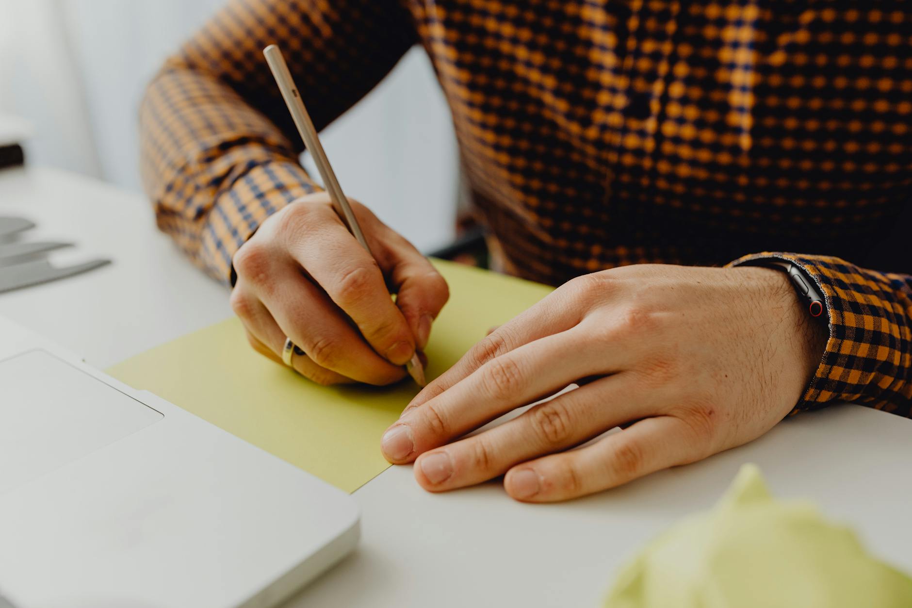 Personne créant un lead magnet PDF sur ordinateur pour construire sa liste email