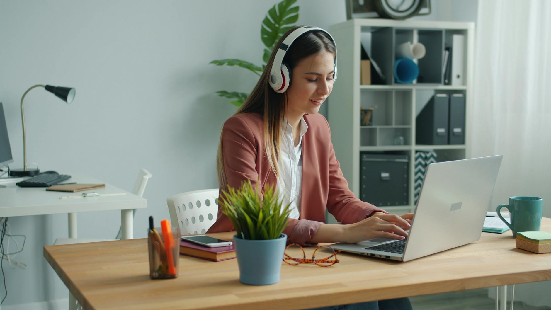 Débutant en marketing digital travaillant sur son ordinateur portable depuis chez lui