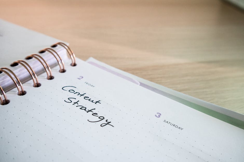 Cahier de stratégie de contenu marketing ouvert sur un bureau — planification éditoriale